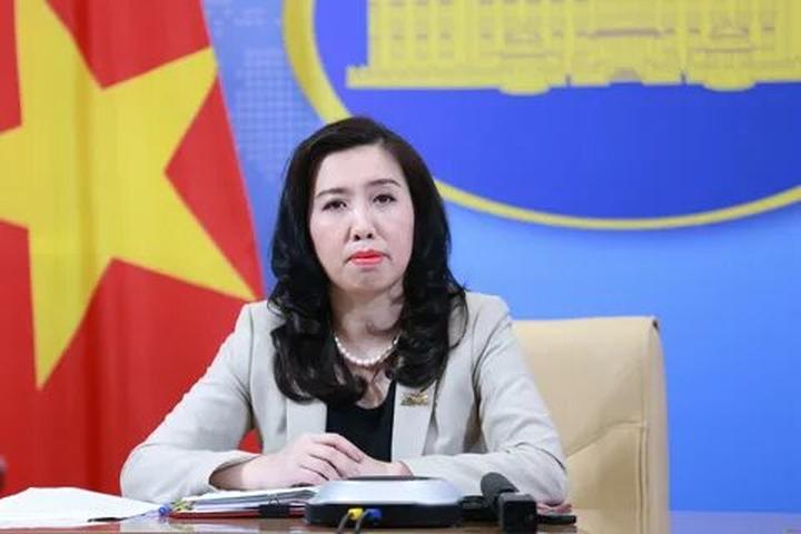 1. Áo hai dây bản mảnh: Áo hai dây bản mảnh tuy nhiên là một trong những mẫu áo khó
